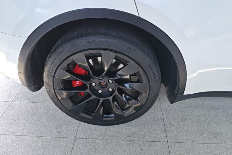 Used Tesla Model Y 2021 Long-Range All-Wheel-Drive Version Right Rear Wheel Hub