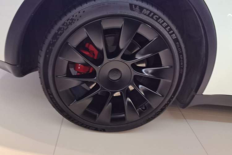 Used Tesla Model Y 2021 Standard Range Rear-Wheel Drive Version Right Rear Wheel Hub
