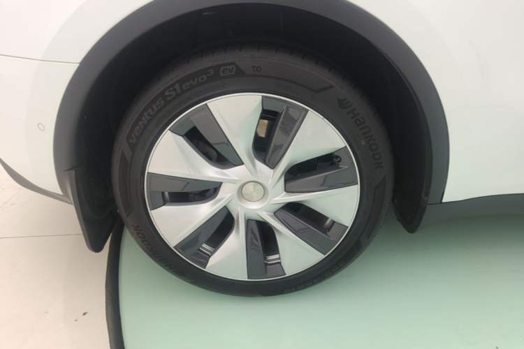 Used Tesla Model Y 2021 Long-Range All-Wheel-Drive Version 3D7 Right Rear Wheel Hub