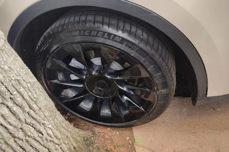 Used Tesla Model Y 2021 Long-Range All-Wheel-Drive Version Right Rear Wheel Hub