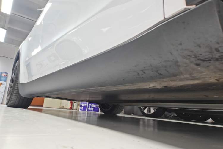 Used Tesla Model Y 2021 Long-Range All-Wheel-Drive Version 3D7 Right Side Sill