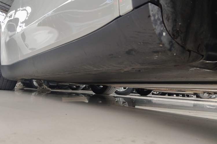 Used Tesla Model Y 2021 Standard Range Rear-Wheel Drive Version Right Side Sill
