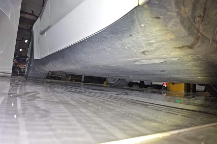 Used Tesla Model Y 2021 Long-Range All-Wheel-Drive Version Right Side Sill