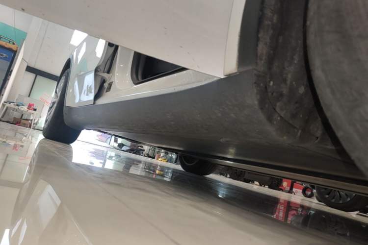 Used Tesla Model Y 2021 Standard Range Rear-Wheel Drive Version Right Side Sill