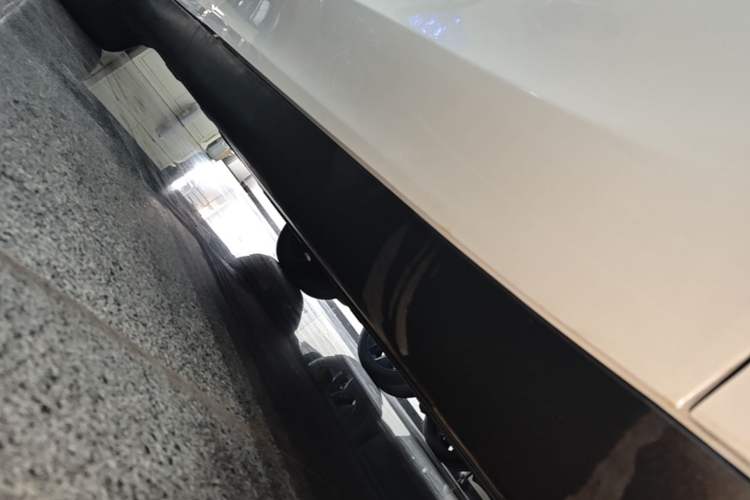 Used Tesla Model Y 2021 Long-Range All-Wheel-Drive Version Right Side Sill