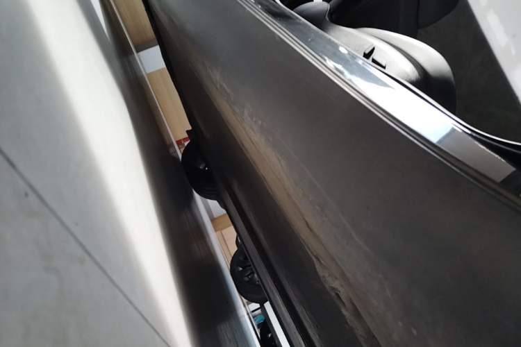 Used Tesla Model Y 2021 Standard Range Rear-Wheel Drive Version Right Side Sill