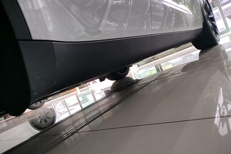 Used Tesla Model Y 2021 Long-Range All-Wheel-Drive Version 3D7 Right Side Sill