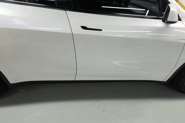 Used Tesla Model Y 2021 Long-Range All-Wheel-Drive Version Right Side Sill