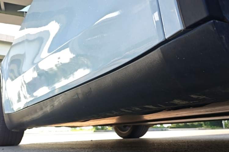 Used Tesla Model Y 2021 Long-Range All-Wheel-Drive Version 3D7 Right Side Sill