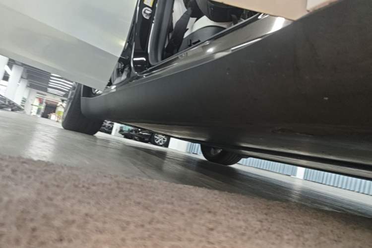 Used Tesla Model Y 2021 Performance High-Performance All-Wheel-Drive Version Right Side Sill