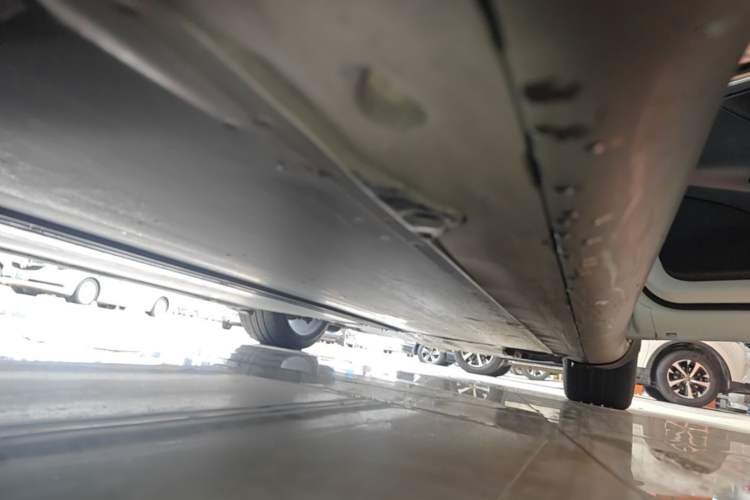 Used Tesla Model Y 2021 Long-Range All-Wheel-Drive Version Right Side Sill