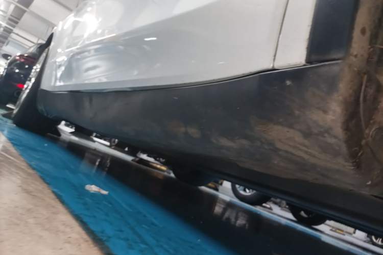 Used Tesla Model Y 2021 Standard Range Rear-Wheel Drive Version Right Side Sill