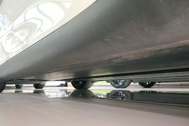 Used Tesla Model Y 2021 Standard Range Rear-Wheel Drive Version Right Side Sill