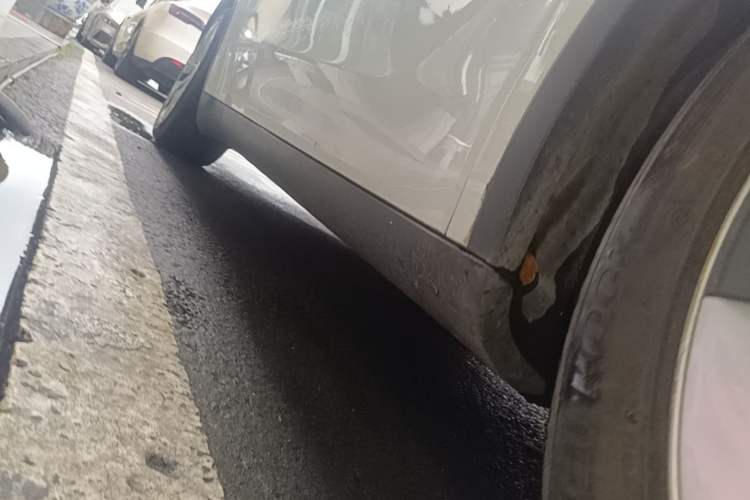 Used Tesla Model Y 2021 Long-Range All-Wheel-Drive Version Right Side Sill