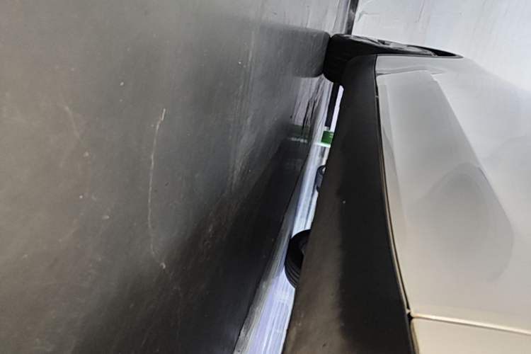Used Tesla Model Y 2021 Standard Range Rear-Wheel Drive Version Right Side Sill