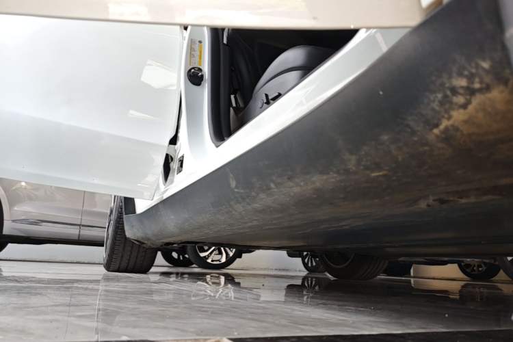 Used Tesla Model Y 2021 Long-Range All-Wheel-Drive Version 3D7 Right Side Sill