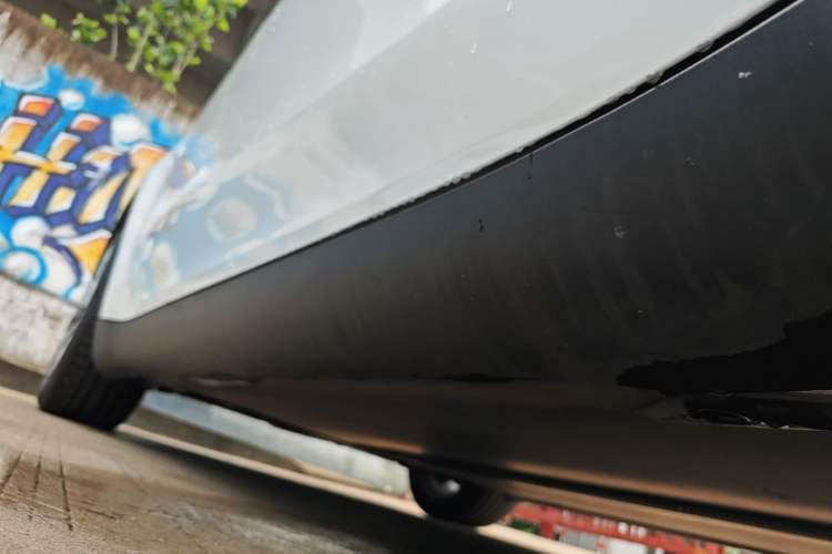 Used Tesla Model Y 2021 Standard Range Rear-Wheel Drive Version Right Side Sill