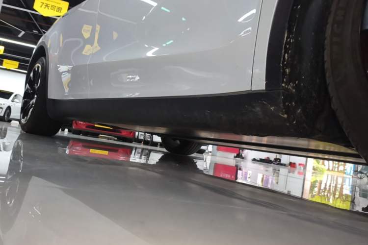 Used Tesla Model Y 2021 Long-Range All-Wheel-Drive Version Right Side Sill