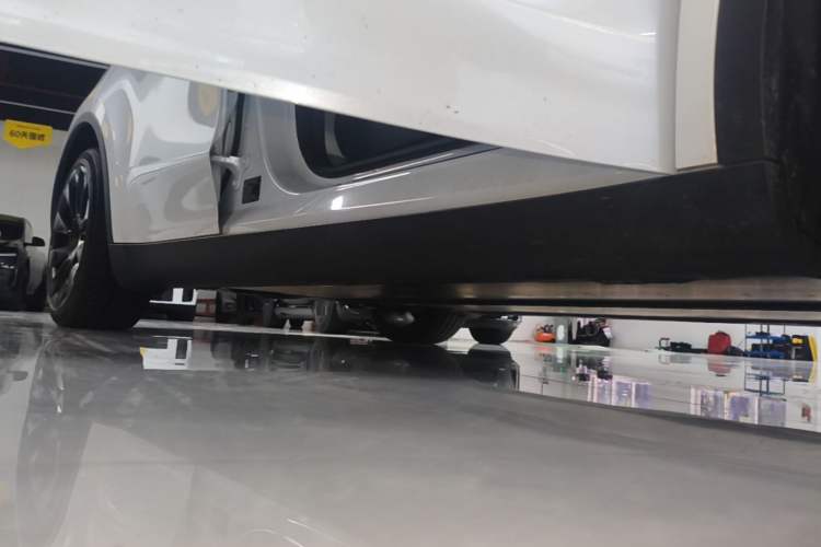 Used Tesla Model Y 2021 Long-Range All-Wheel-Drive Version 3D7 Right Side Sill