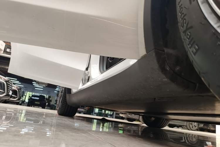 Used Tesla Model Y 2021 Standard Range Rear-Wheel Drive Version Right Side Sill
