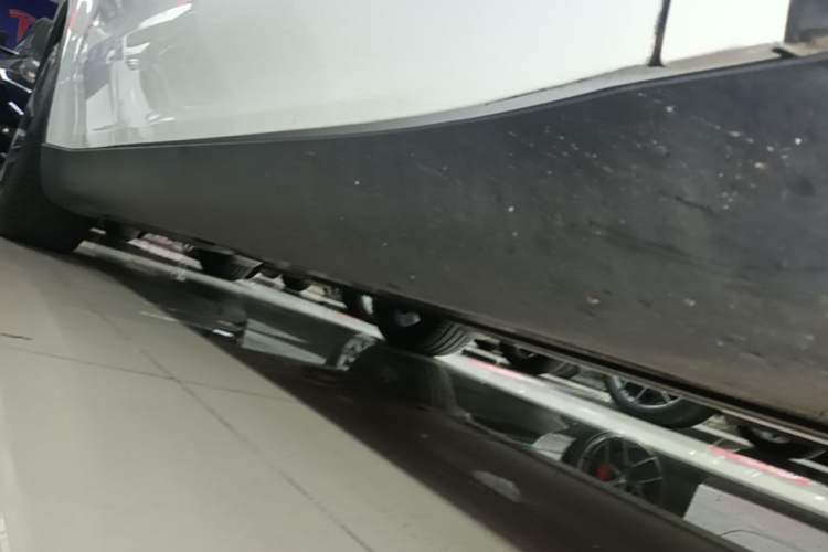 Used Tesla Model Y 2021 Long-Range All-Wheel-Drive Version 3D7 Right Side Sill