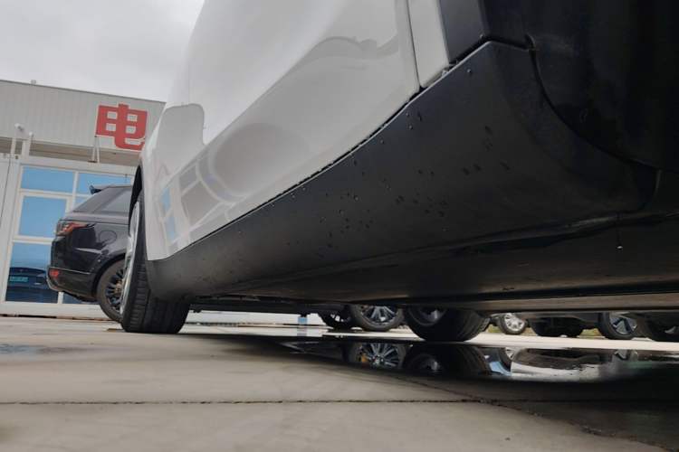 Used Tesla Model Y 2021 Standard Range Rear-Wheel Drive Version Right Side Sill