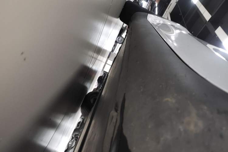 Used Tesla Model Y 2021 Long-Range All-Wheel-Drive Version 3D7 Right Side Sill