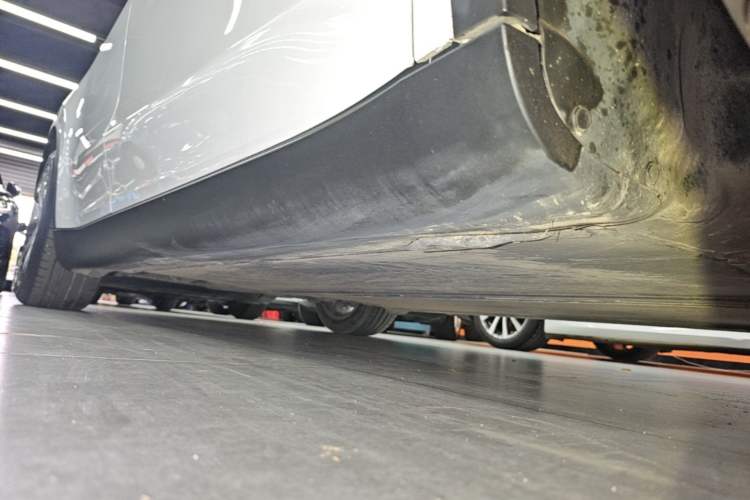 Used Tesla Model Y 2021 Standard Range Rear-Wheel Drive Version Right Side Sill
