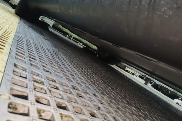 Used Tesla Model Y 2021 Long-Range All-Wheel-Drive Version 3D7 Right Side Sill