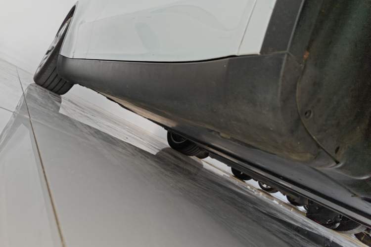 Used Tesla Model Y 2021 Long-Range All-Wheel-Drive Version Right Side Sill