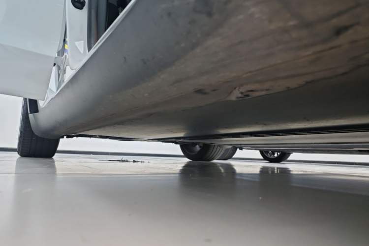 Used Tesla Model Y 2021 Long-Range All-Wheel-Drive Version Right Side Sill