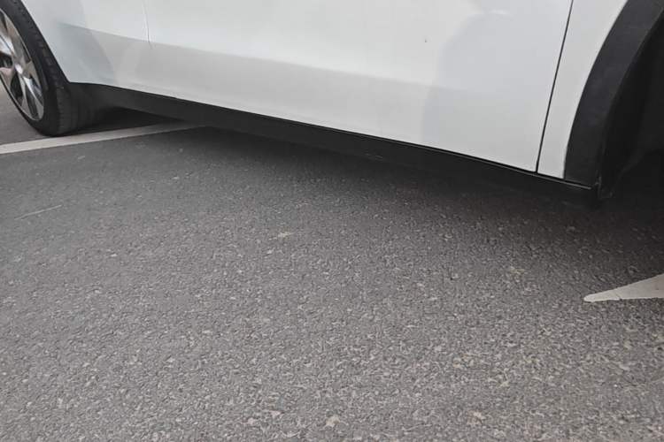 Used Tesla Model Y 2021 Standard Range Rear-Wheel Drive Version Right Side Sill