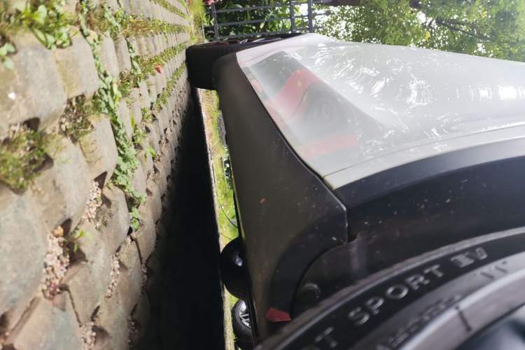 Used Tesla Model Y 2021 Long-Range All-Wheel-Drive Version 3D7 Right Side Sill