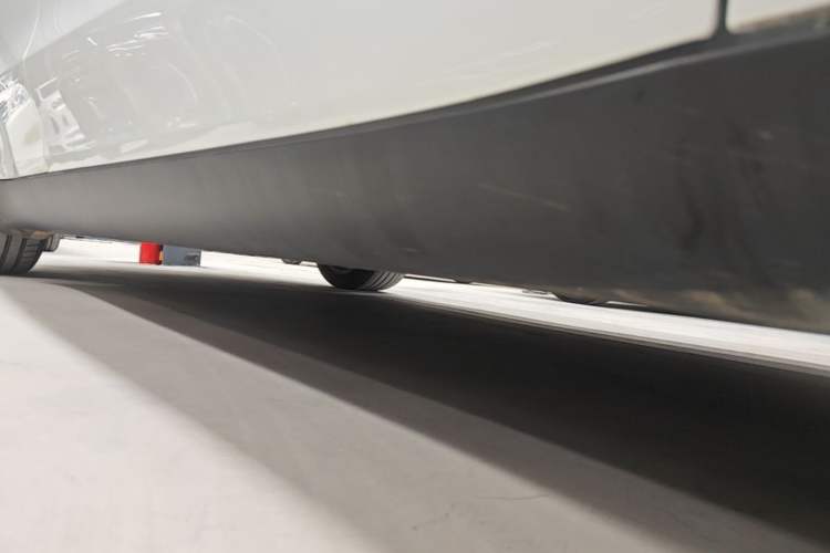 Used Tesla Model Y 2021 Standard Range Rear-Wheel Drive Version Right Side Sill