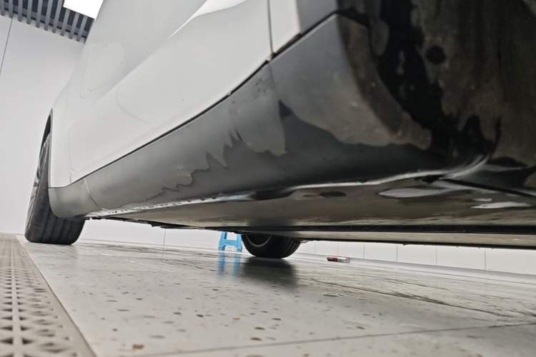 Used Tesla Model Y 2021 Standard Range Rear-Wheel Drive Version Right Side Sill