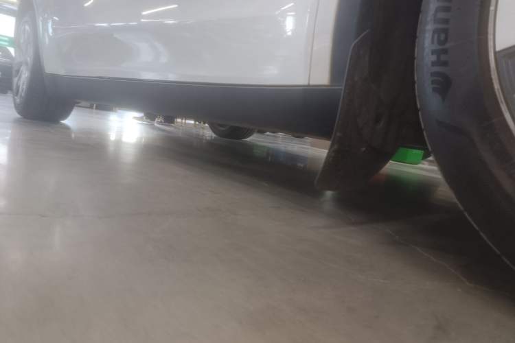 Used Tesla Model Y 2021 Standard Range Rear-Wheel Drive Version Right Side Sill