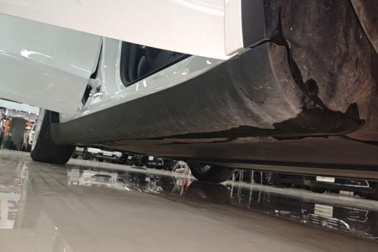 Used Tesla Model Y 2021 Long-Range All-Wheel-Drive Version Right Side Sill
