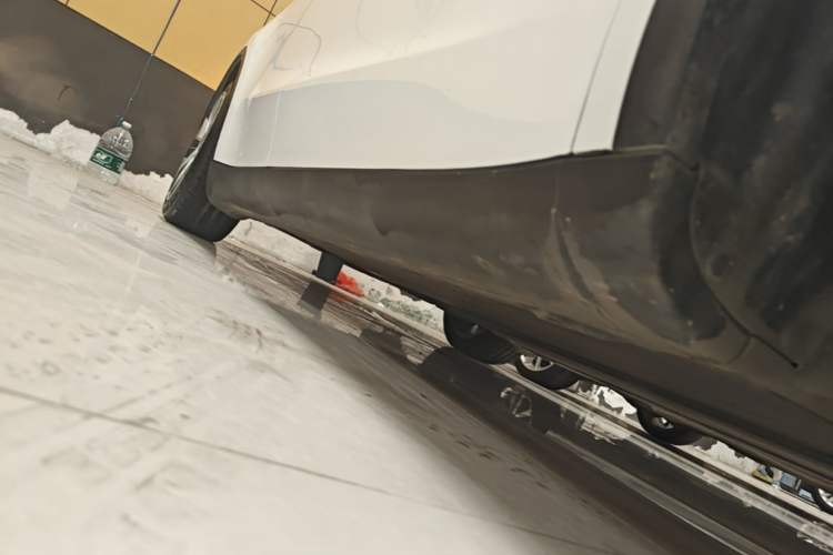 Used Tesla Model Y 2021 Standard Range Rear-Wheel Drive Version Right Side Sill