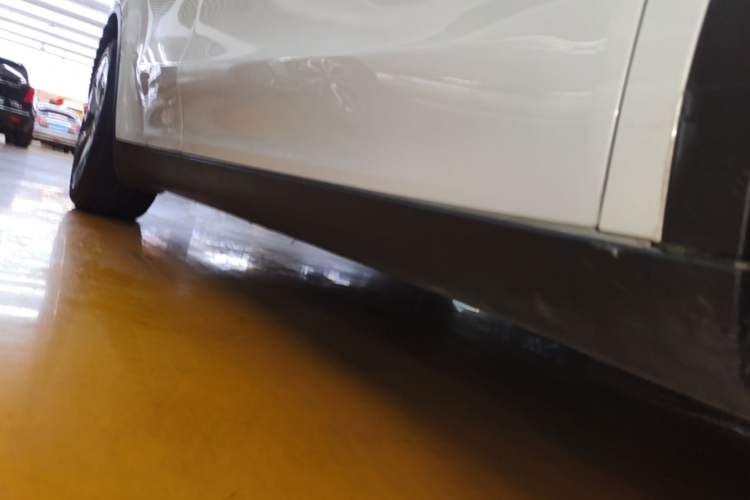 Used Tesla Model Y 2021 Long-Range All-Wheel-Drive Version Right Side Sill