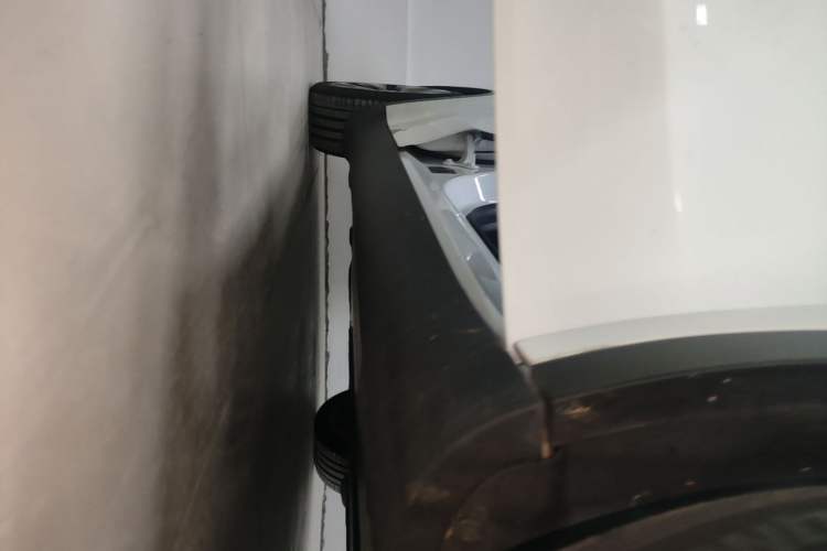 Used Tesla Model Y 2021 Standard Range Rear-Wheel Drive Version Right Side Sill