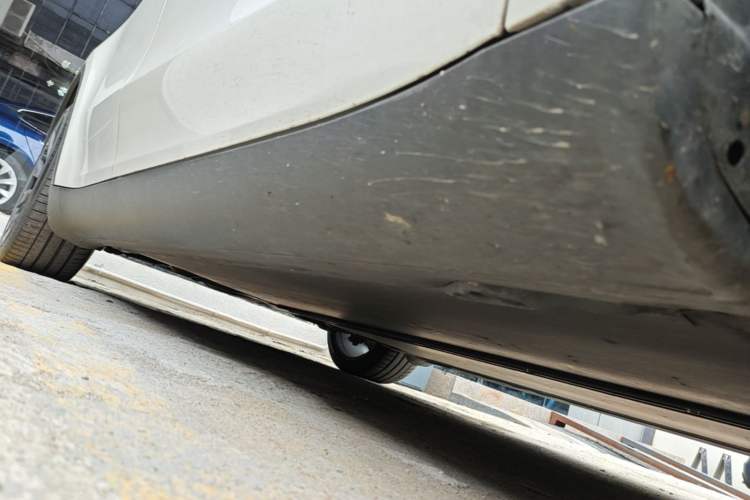 Used Tesla Model Y 2021 Long-Range All-Wheel-Drive Version 3D7 Right Side Sill