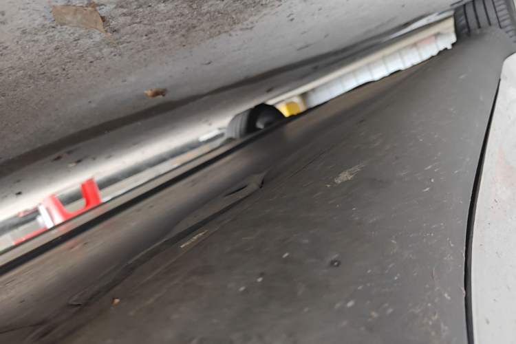 Used Tesla Model Y 2021 Standard Range Rear-Wheel Drive Version Right Side Sill