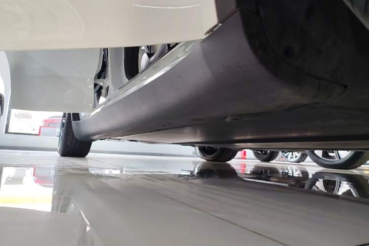 Used Tesla Model Y 2021 Long-Range All-Wheel-Drive Version 3D7 Right Side Sill