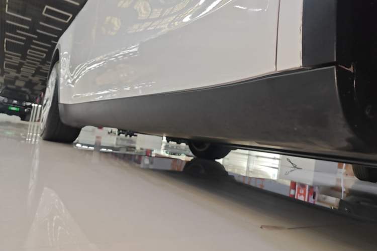 Used Tesla Model Y 2021 Standard Range Rear-Wheel Drive Version Right Side Sill