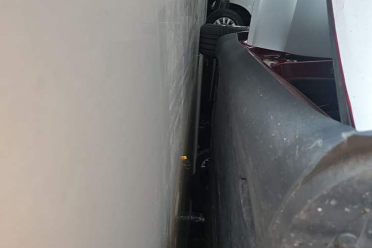 Used Tesla Model Y 2021 Long-Range All-Wheel-Drive Version 3D7 Right Side Sill