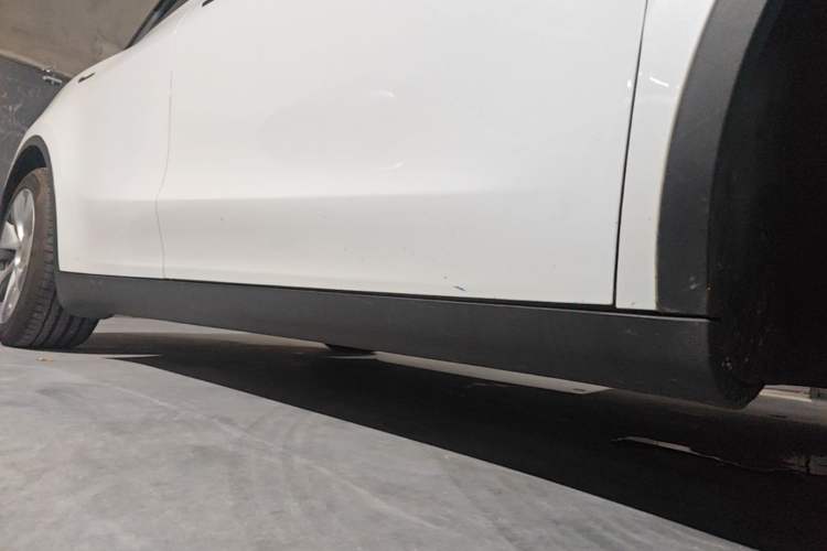 Used Tesla Model Y 2021 Standard Range Rear-Wheel Drive Version Right Side Sill