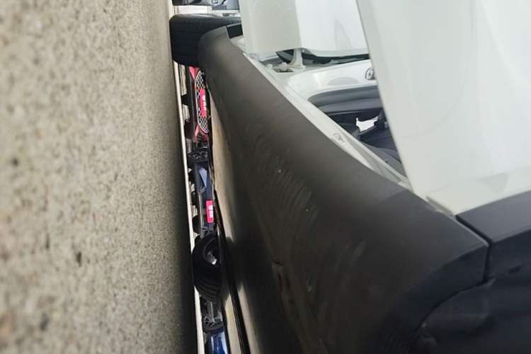 Used Tesla Model Y 2021 Standard Range Rear-Wheel Drive Version Right Side Sill