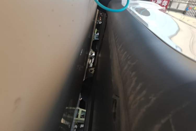 Used Tesla Model Y 2021 Long-Range All-Wheel-Drive Version 3D7 Right Side Sill