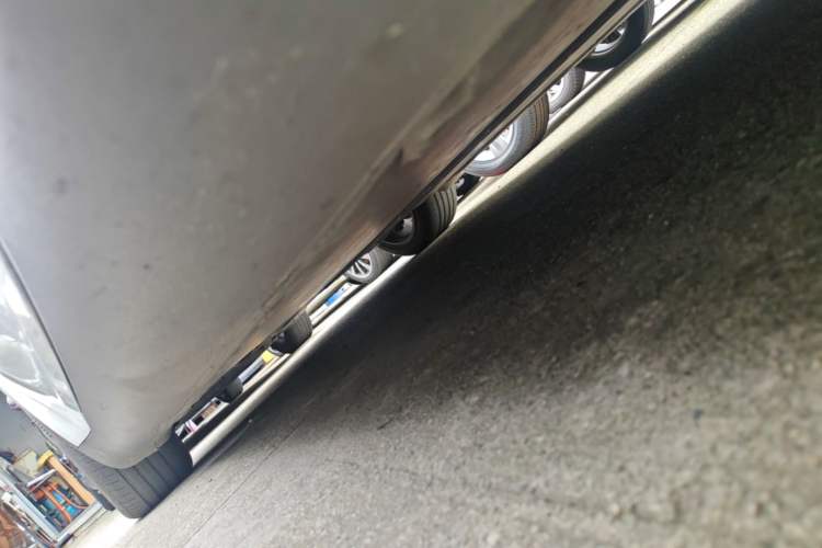 Used Tesla Model Y 2021 Long-Range All-Wheel-Drive Version 3D7 Right Side Sill