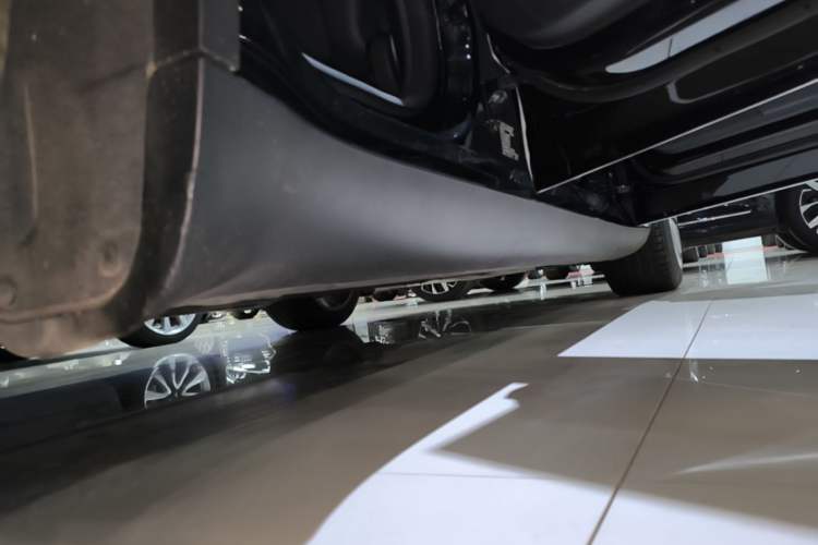 Used Tesla Model Y 2021 Long-Range All-Wheel-Drive Version 3D7 Right Side Sill